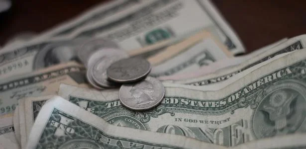 Dólar tem leve alta e Ibovespa recua com cautela sobre juros nos EUA